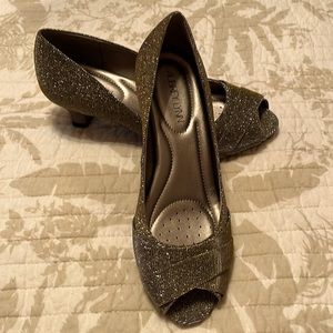 Gold/Silver Women’s Dress Shies Size 7 1/2 M